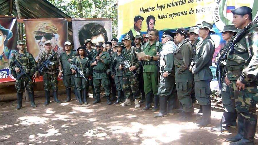 Imagen del video divulgado en internet por las FARC-EP en el que el número dos de la guerrilla colombiana de las FARC, alias &quot;Iván Márquez&quot;,, reapareció junto con otros exlíderes de ese grupo para anunciar &quot;una nueva etapa de lucha&quot; armada. EFE