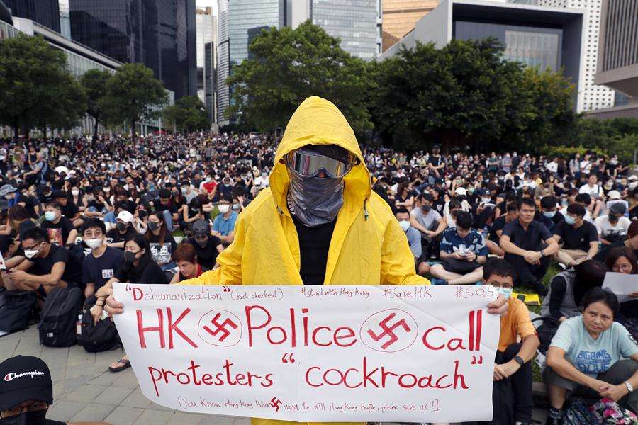 Más de 10.000 alumnos de secundaria en huelga han secundado las protestas que se suceden en la ciudad desde junio para instar a las autoridades hongkonesas a que den respuesta a las cinco exigencias de los manifestantes. EFE