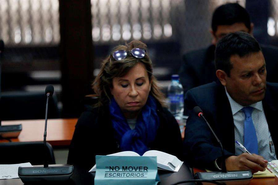 La exprimera dama de Guatemala y excandidata presidencial Sandra Torres (i) reacciona, en la Torre de Tribunales, por una orden de aprehensión por el delito de financiamiento electoral ilícito, este lunes en Ciudad de Guatemala (Guatemala). EFE