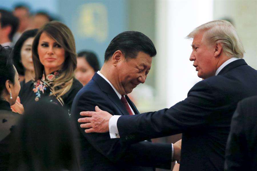 En la imagen, el presidente de EEUU, Donald Trump, (d), saluda a su homólogo chino, Xi Jinping. EFEThomas PeterArchivo