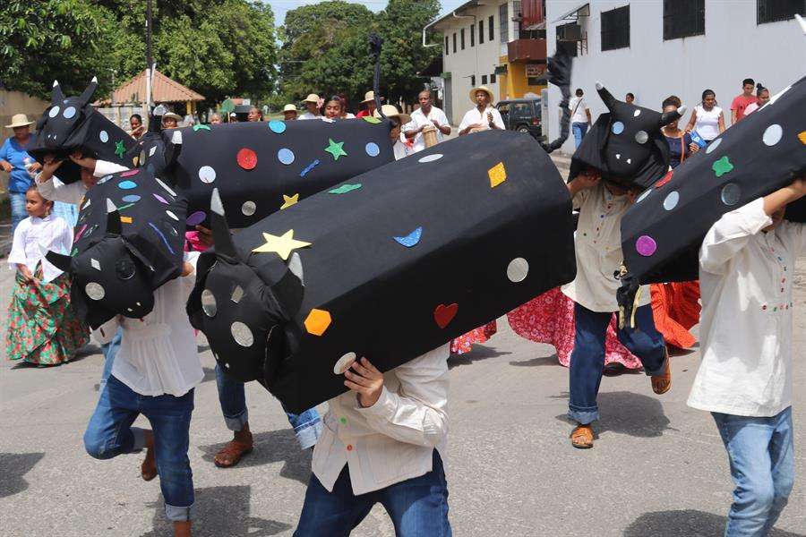 Folcloristas participan de la festividad del &quot;torito guapo&quot; en la región de Antón, Coclé (Panamá). EFE