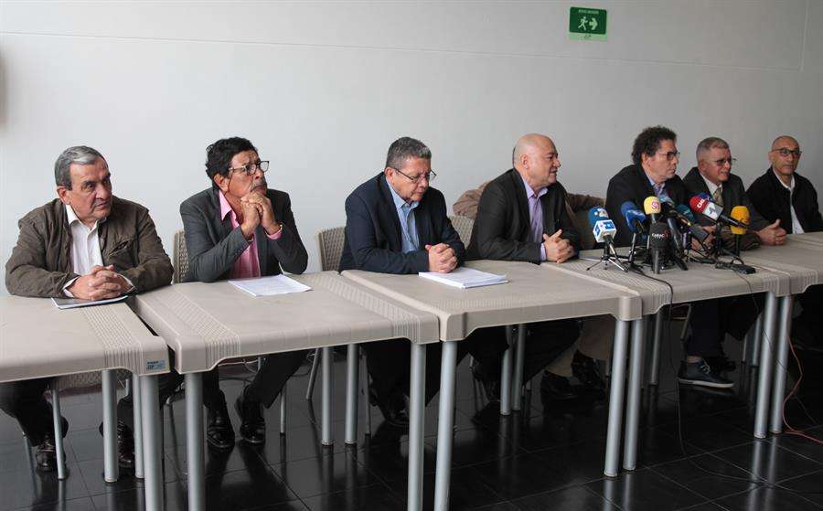 Los exlíderes de las FARC hablan en una rueda de prensa tras la presentación de una versión escrita sobre los secuestros cometidos por la exguerrilla este lunes en la sede del tribunal Jurisdicción Especial para la Paz (JEP) en Bogotá (Colombia). EFE