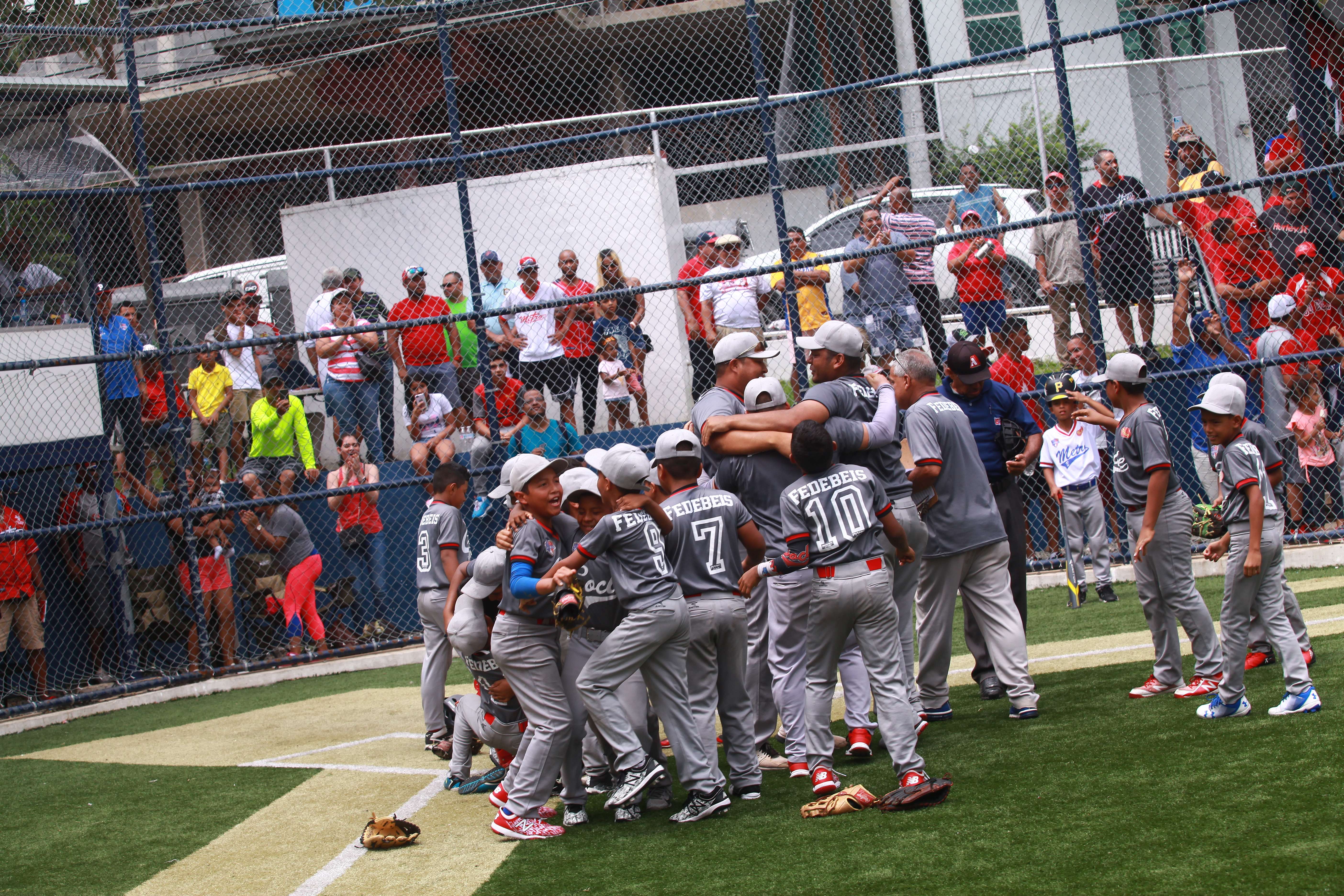 Equipo de Coclé celebra su triunfo ante Panamá Metro B. Foto: Anayansi Gamez