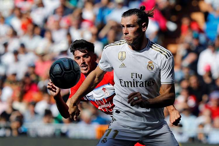 El jugador galés del Real Madrid, Gareth Bale (d), disputa el balón con el jugador del Granada Carlos Neva (i). Foto: EFE
