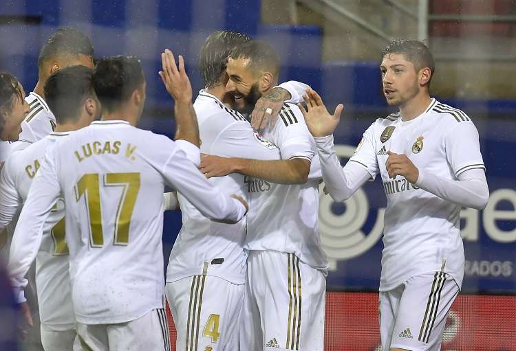 Karim Benzema celebra su gol ante el Eibar. Foto: AP