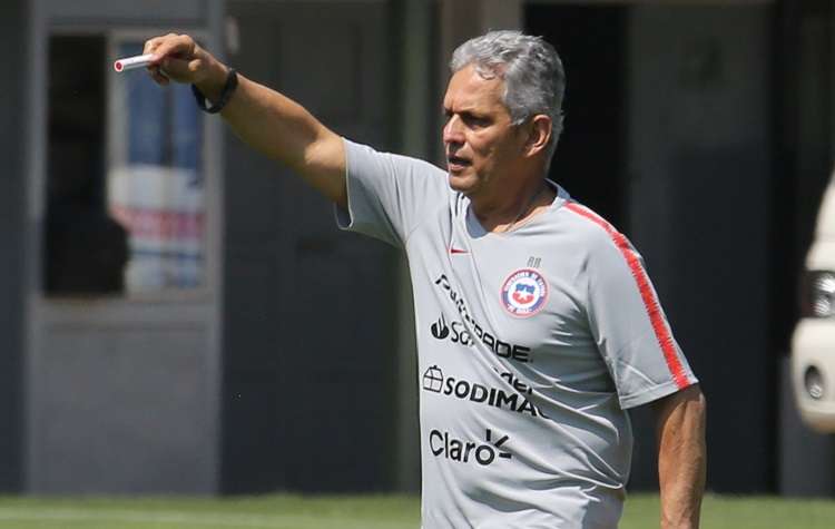 Rueda admitió que le sorprendió la decisión de los futbolistas de no jugar contra Perú. Foto: EFE