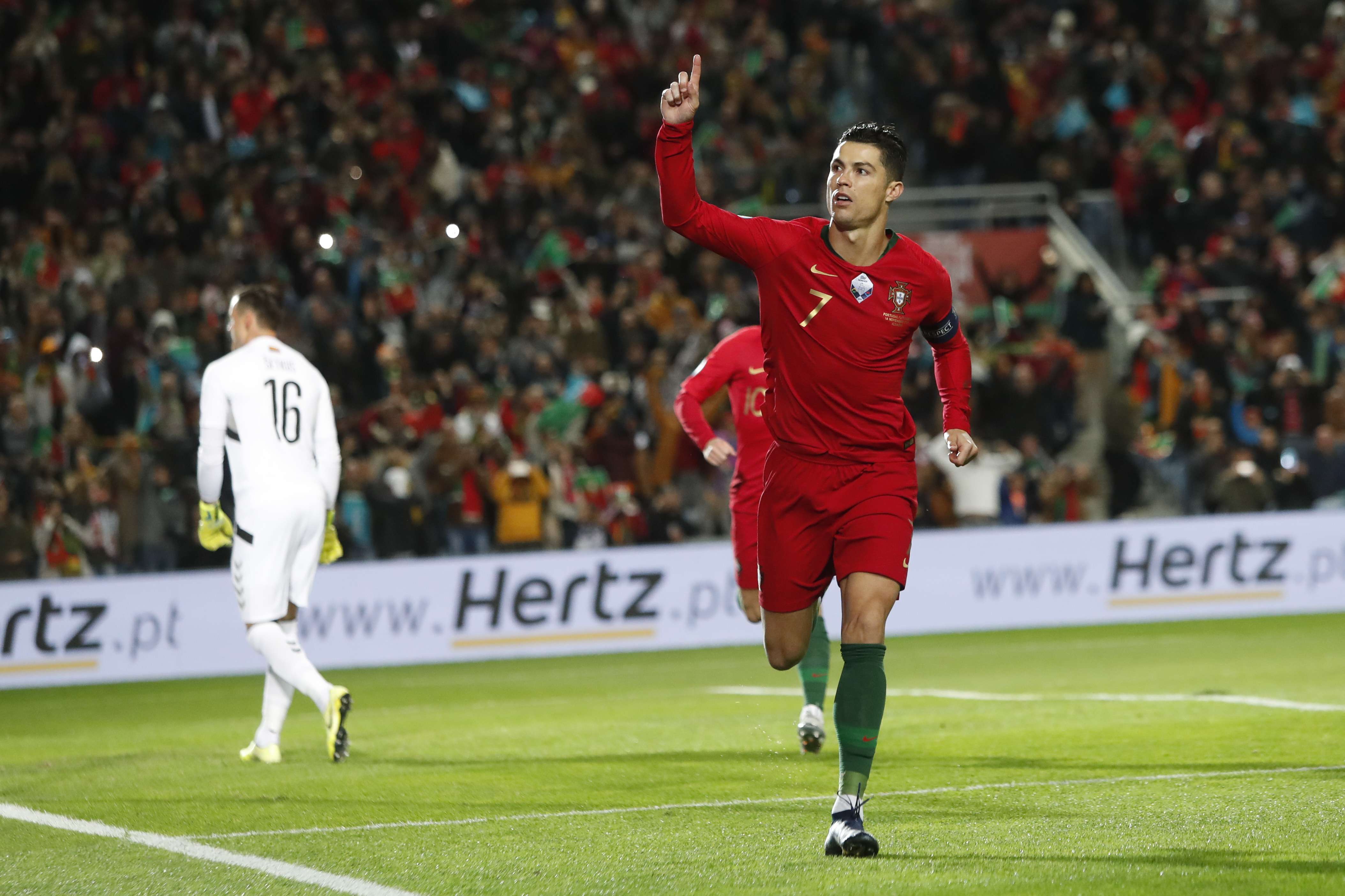 Cristiano Ronaldo celebra su anotación. Foto: AP