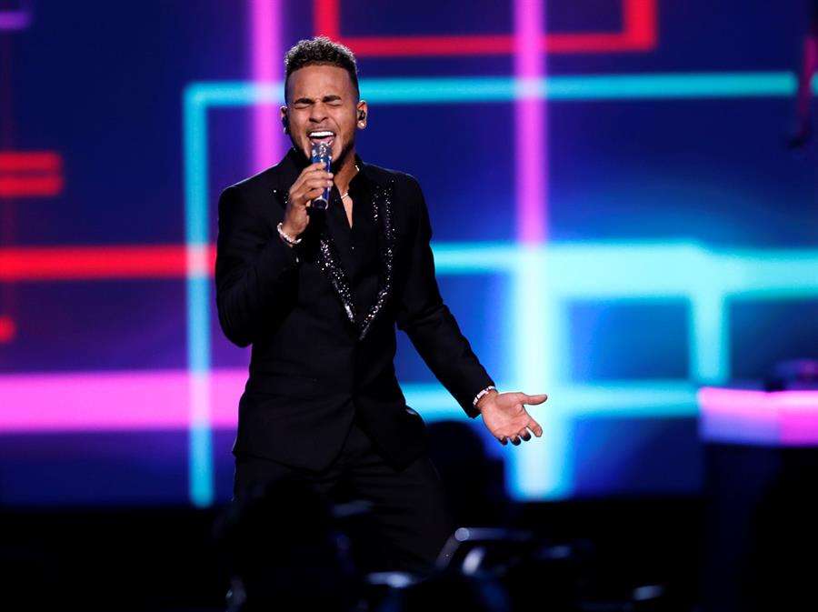 El cantante puertorriqueño Ozuna se presenta durante la gala de Persona del Año de los Grammy Latinos. EFE