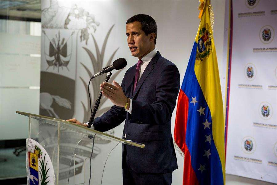 El presidente de la Asamblea Nacional de Venezuela, Juan Guaido, pronuncia un discurso durante un evento político este lunes en Caracas (Venezuela). EFE