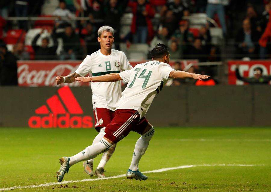 El mexicano Uriel Antuna (d) celebra luego de anotar un gol. /EFE 