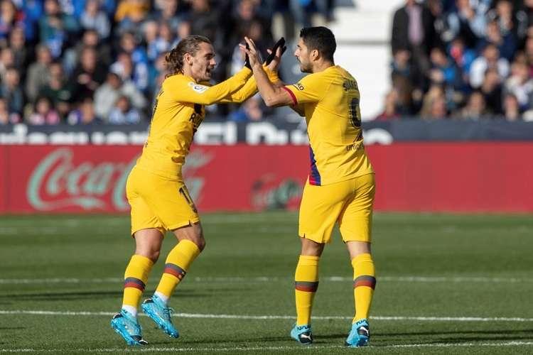  Luis Suárez (d), festeja su gol con Antoine Griezmann. Foto: EFE