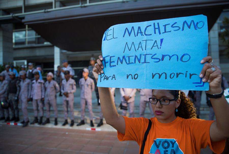 Una mujer protesta frente a la Procuraduría General de Justicia, en Santo Domingo (República Dominicana). EFE