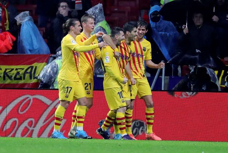 El delantero argentino del FC Barcelona Leo Messi celebra con sus compañeros su gol. Foto: EFE