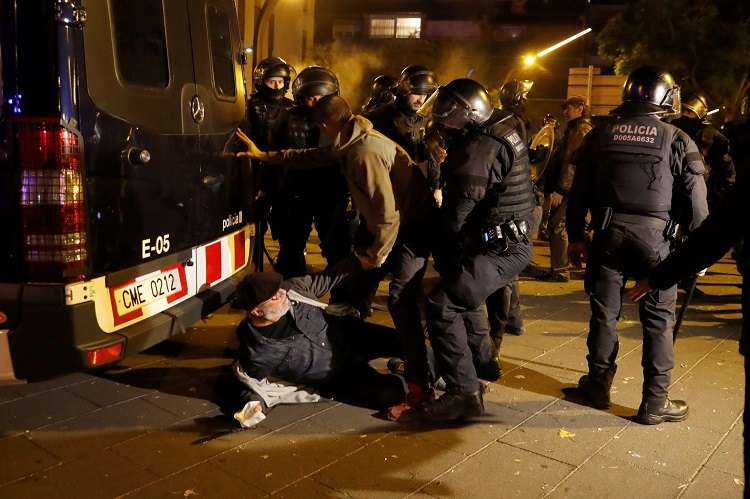 Incidentes en los aledaños del Camp Nou. Foto: EFE