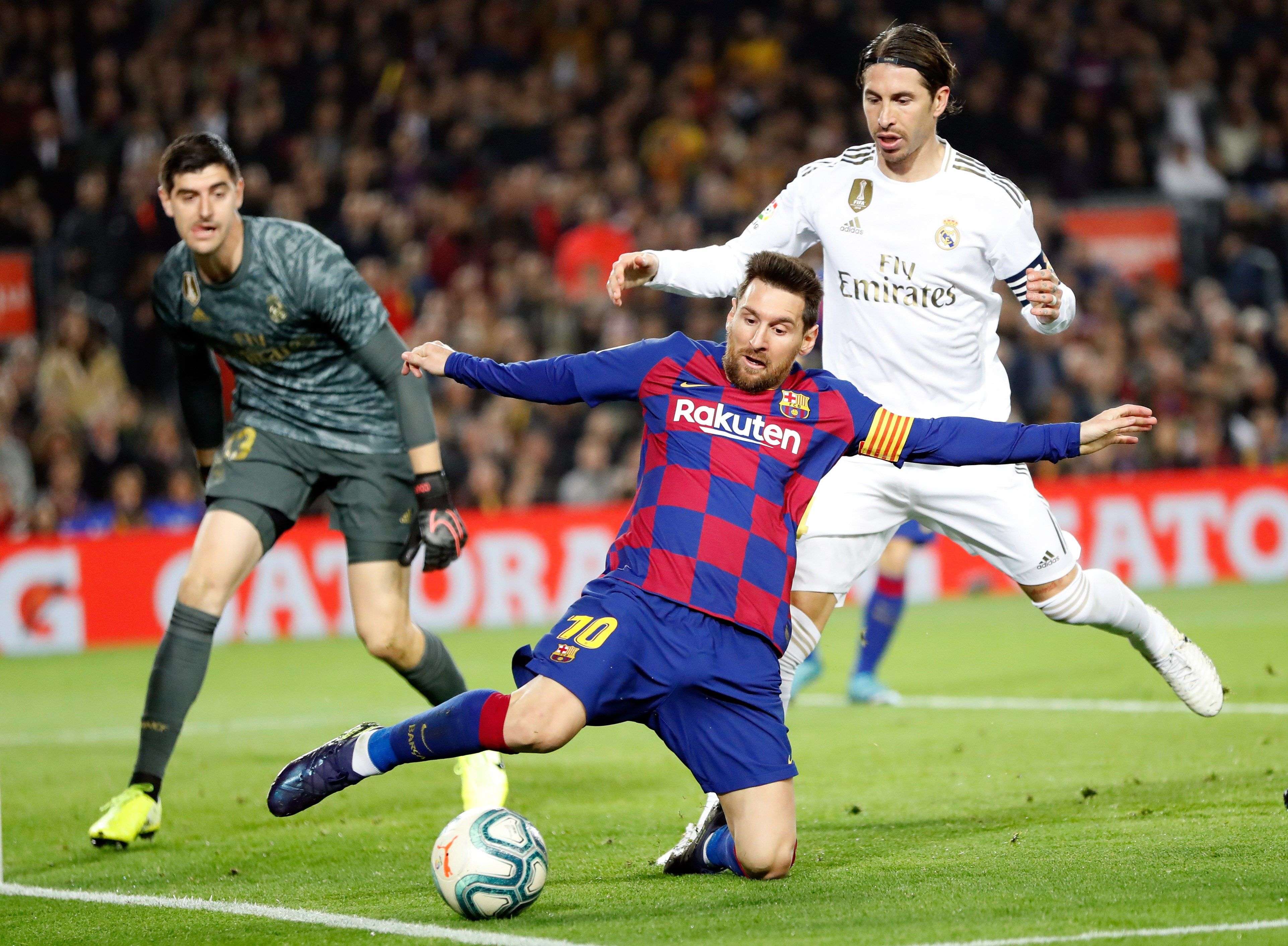 Lionel Messi (c) y Sergio Ramos disputan el balón. Foto: EFE