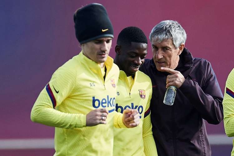 El entrenador del FC Barcelona conversa con Ousmane Dembelé y Griezmann (i). Foto: EFE