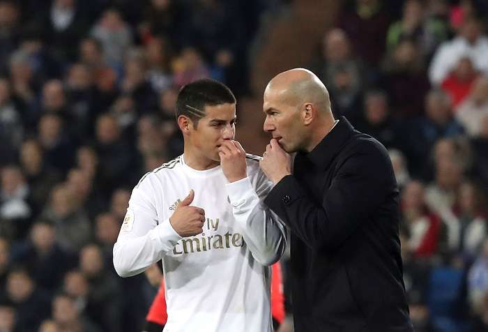 Zidane da instrucciones a James Rodríguez. / EFE
