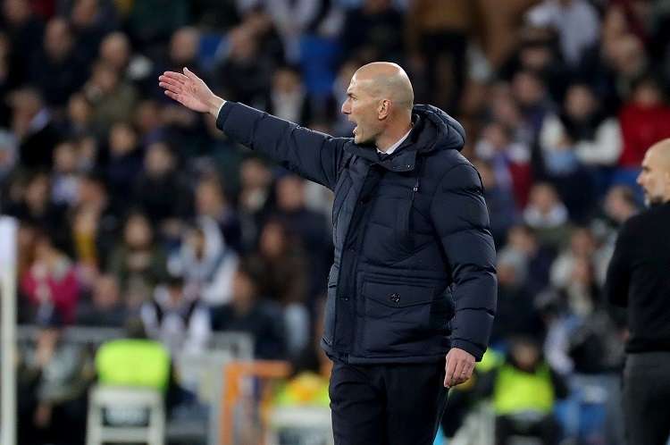 El entrenador del Real Madrid Zinedine Zidane durante del partido, correspondiente a la ida de octavos de final de la Liga de Campeones,