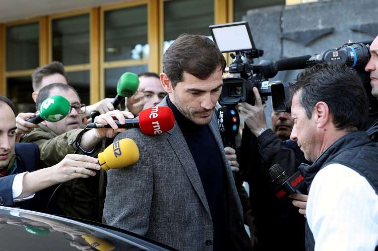 El exfutbolista español Iker Casillas a su salida este lunes de la sede del Consejo Superior de Deportes. Foto: EFE