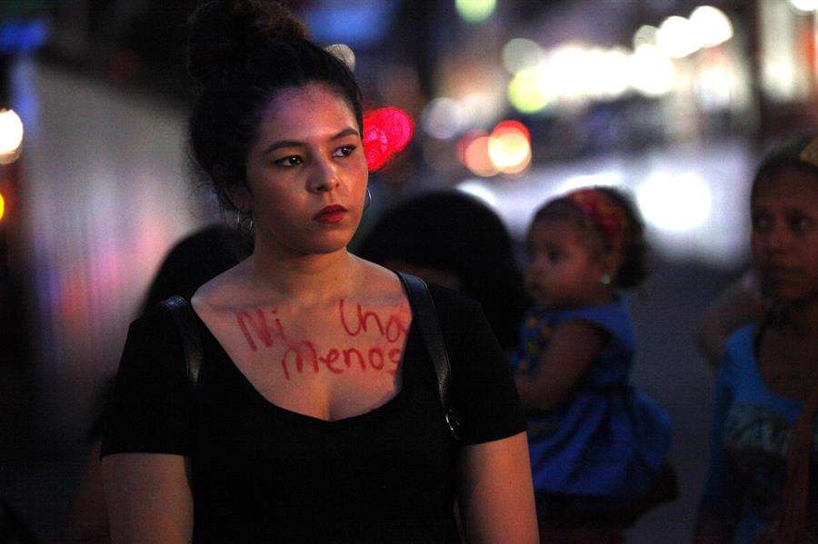 Una joven con la consigna &quot;Ni una menos&quot; escrita en su pecho participa junto a un grupo de mujeres en una concentración en contra de la violencia machista el 19 de octubre de 2016, en la ciudad de Panamá (Panamá). EFE/Archivo