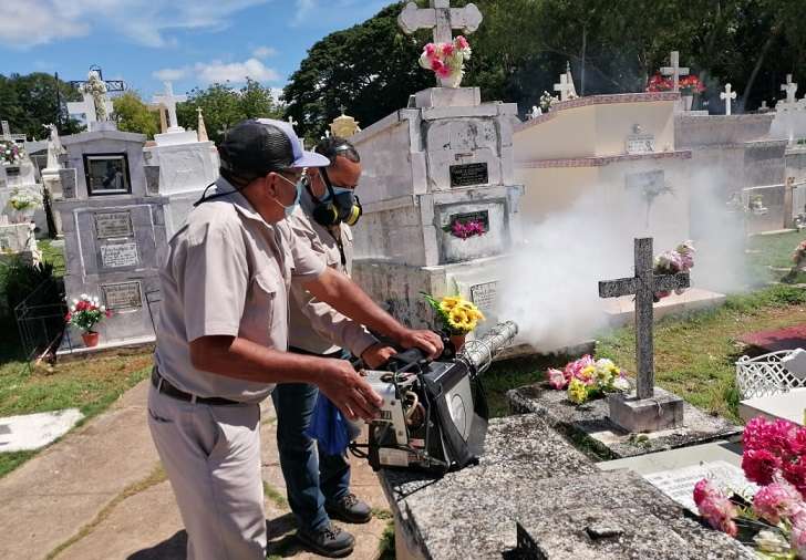 Personal de Control de Vectores de la región de Salud de Herrera, inspeccionaron todos los cementerios de Herrera.