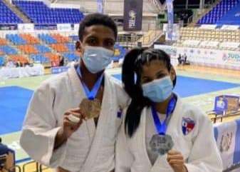 Alexis Harrison y Némesis Candelo con sus respectivas medallas conquistadas en el Campeonato Panamericano Junior de Judo que se celebra en Guadalajara, México. Foto: Cortesía