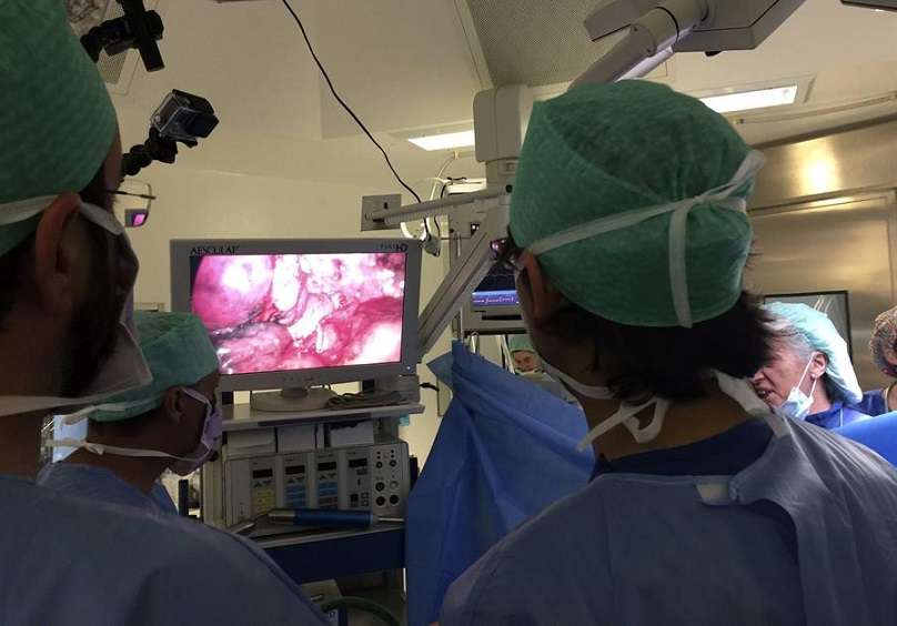 Los cirujanos españoles, Diego González Rivas y Javier Gallego, en un momento de la intervención de un paciente con cáncer de pulmón. EFE