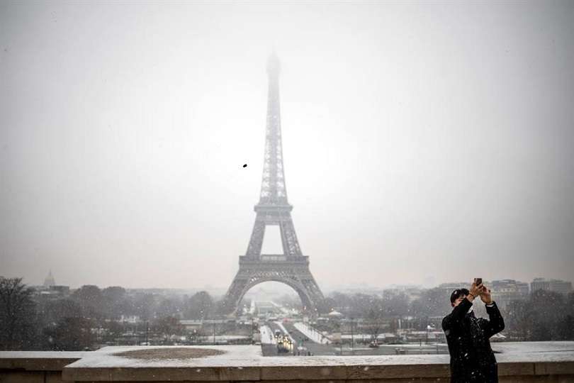 Un turista se toma una foto delante de la Torre Eiffel en París (Francia). EFE