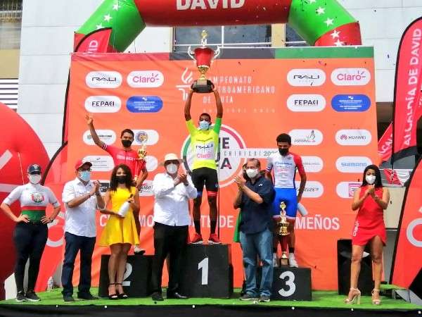 Christofer Jurado levanta la copa de campeón de la Vuelta Internacional a Chiriquí.