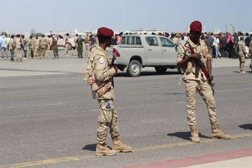 Ataque con misiles contra el aeropuerto de Aden, en el sur del Yemen. EFE