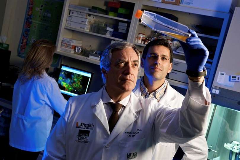 Doctor Camillo Ricordi (adelante), director del Instituto de Investigación de la Diabetes (DRI) y autor principal de un ensayo sobre el covid-19. EFE