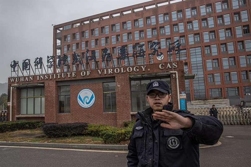 Un agente de seguridad impide tomar imágenes en el exterior del Instituto de Virología de Wuhan, China. EFE