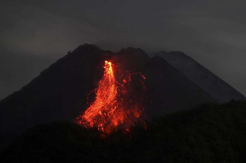 Vista del volcán Merapi en erupción desde Sleman, Yogyakarta, Indonesia. EFE