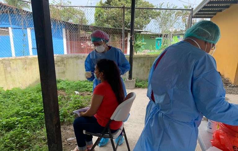 El equipo de Respuesta Rápida continua con la toma de hisopados para la búsqueda de casos positivos en las comunidades de Finca 11, Changuinola.