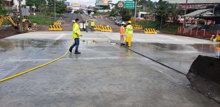 Trabajadores limpian el asfalto y verifican que esté en óptimas condiciones para la reapertura.