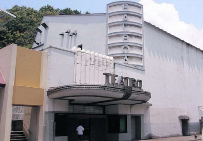 El teatro está ubicado en la Avenida Arnulfo Arias Madrid, en Balboa .