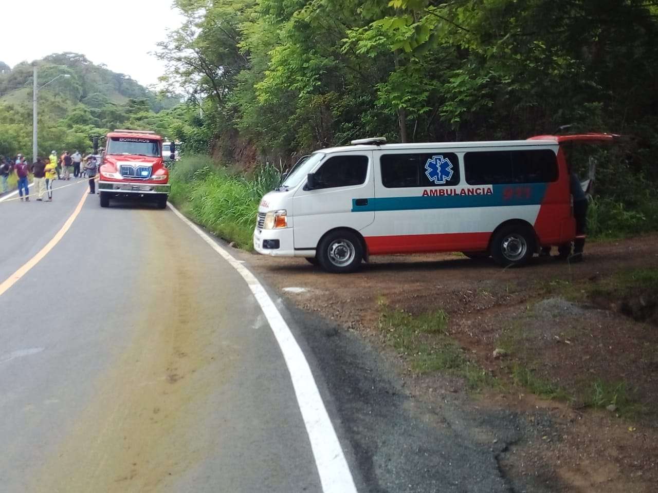  La víctima quedó tendida en la carretera, su muerte fue inmediata.