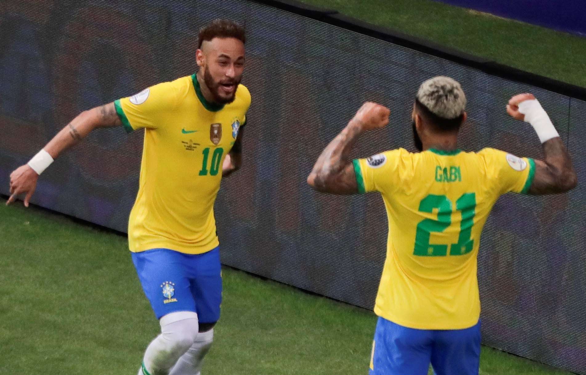 Gabriel Barbosa (d) celebra con Neymar Jr (i). / Foto: EFE