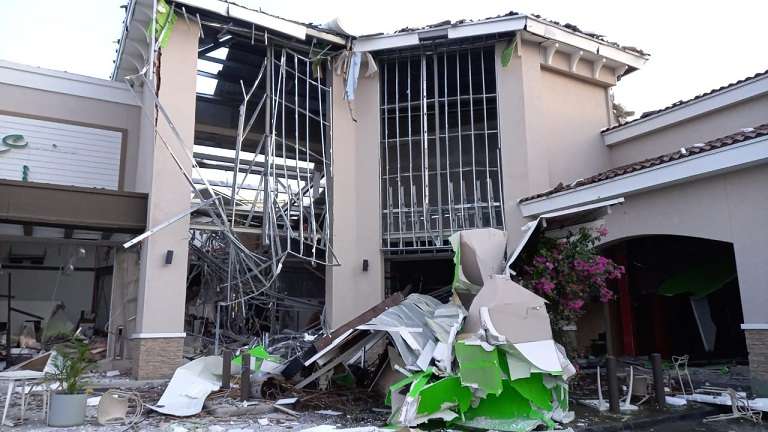 La explosión causó la rotura de ventanas y paredes además de espacir escombros y grandes destrozos a lo interno de algunos locales comerciales. 