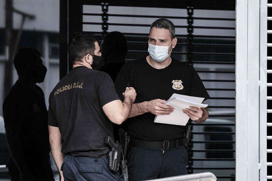 Varios policías del Organismo de Investigación Judicial (OIJ) de Costa Rica, busca evidencias durante una serie de allanamientos que se llevan a cabo por un caso de aparente corrupción relacionado a fondos públicos para la infraestructura. EFE