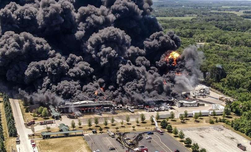 Los bomberos continúan combatiendo un incendio en la planta química Chemtool en Rockton, Illinois (EE.UU.). EFE