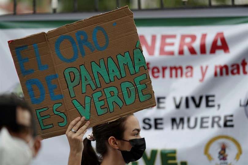 Varias personas participan en una manifestación contra de la minería hoy, en Ciudad de Panamá (Panamá). Un movimiento ambientalista de Panamá entregó este jueves al Parlamento un proyecto de ley de moratoria de la minería metálica. EFE