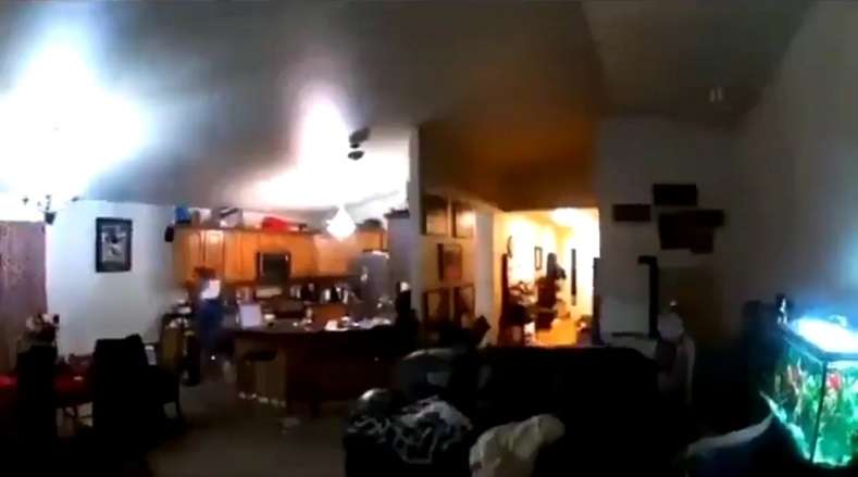 Captura de pantalla de video durante el sismo en Alaska.