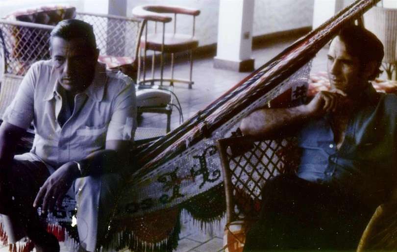 Fotografía de archivo personal del periodista Zoilo Martínez en la que se registró al general Omar Torrijos (i) y a Martínez (d), en 1980, en la casa del general en la playa de Farallón en Panamá. EFE