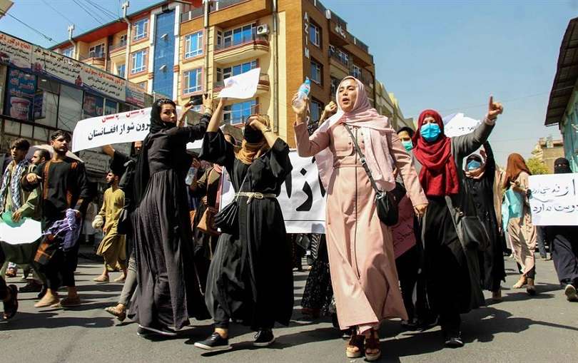 Afganas portan pancartas gritando consignas anti-pakistaníes durante una protesta en Kabul, Afganistán. EFE