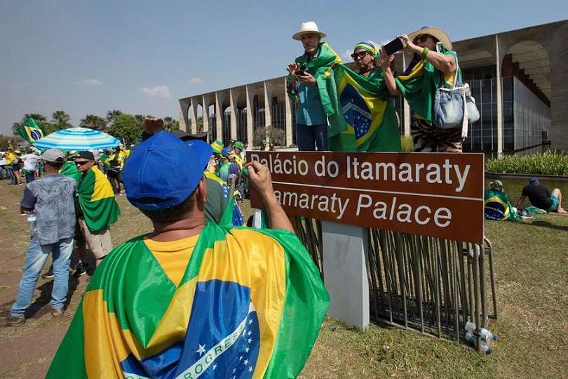  Simpatizantes del presidente de Brasil, Jair Bolsonaro, permanecen acampados en señal de protesta y apoyo al Gobierno, hoy, en la Explanada de los Ministerios en Brasili (Brasil). 