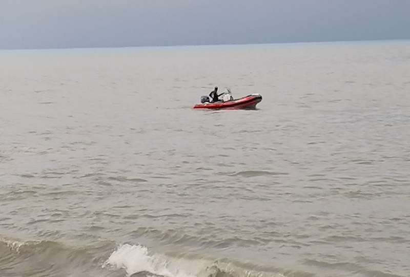 Para esta labor se emplean varios botes zodiac además de vehículo four wheel, los cuales recorren el área de la costa.