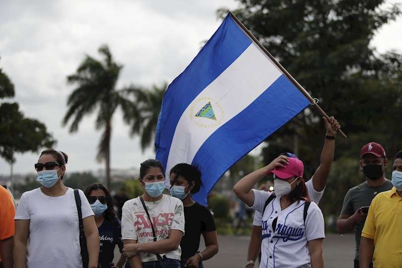 Decenas de nicaragüenses residentes en la capital protestan este domingo, en la cinta costera en Ciudad de Panamá, por las elecciones presidenciales en Nicaragua. EFE