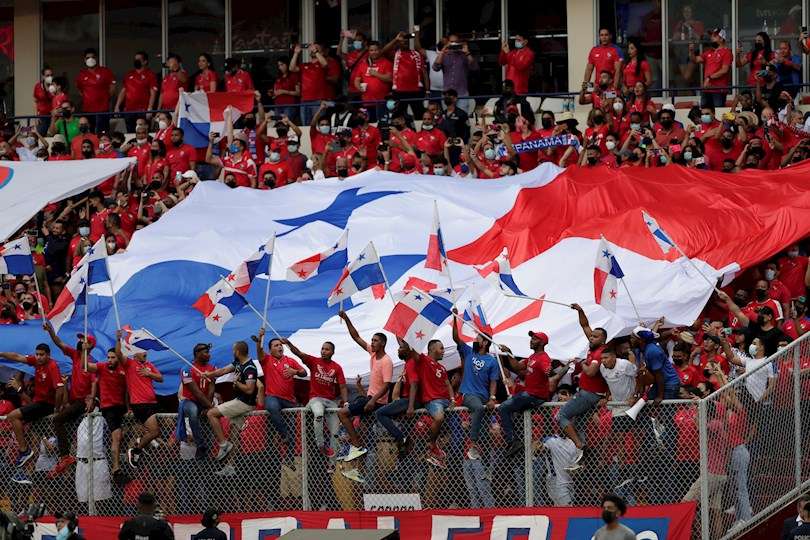 Aficionados animan a Panamá en un partido de las eliminatorias para el Mundial de Catar 2022, en una fotografía de archivo. EFE