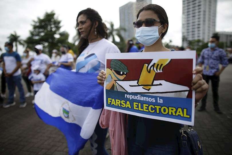 Ayer, al menos un centenar de nicaragüenses se manifestaron pacíficamente este domingo en la Ciudad de Panamá para repudiar la &quot;farsa&quot; electoral en su país. EFE